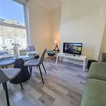 Ample Acton 4-Bedroom Flat,Ealing, West London