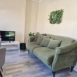 Ample Acton 4-Bedroom Flat,Ealing, West London