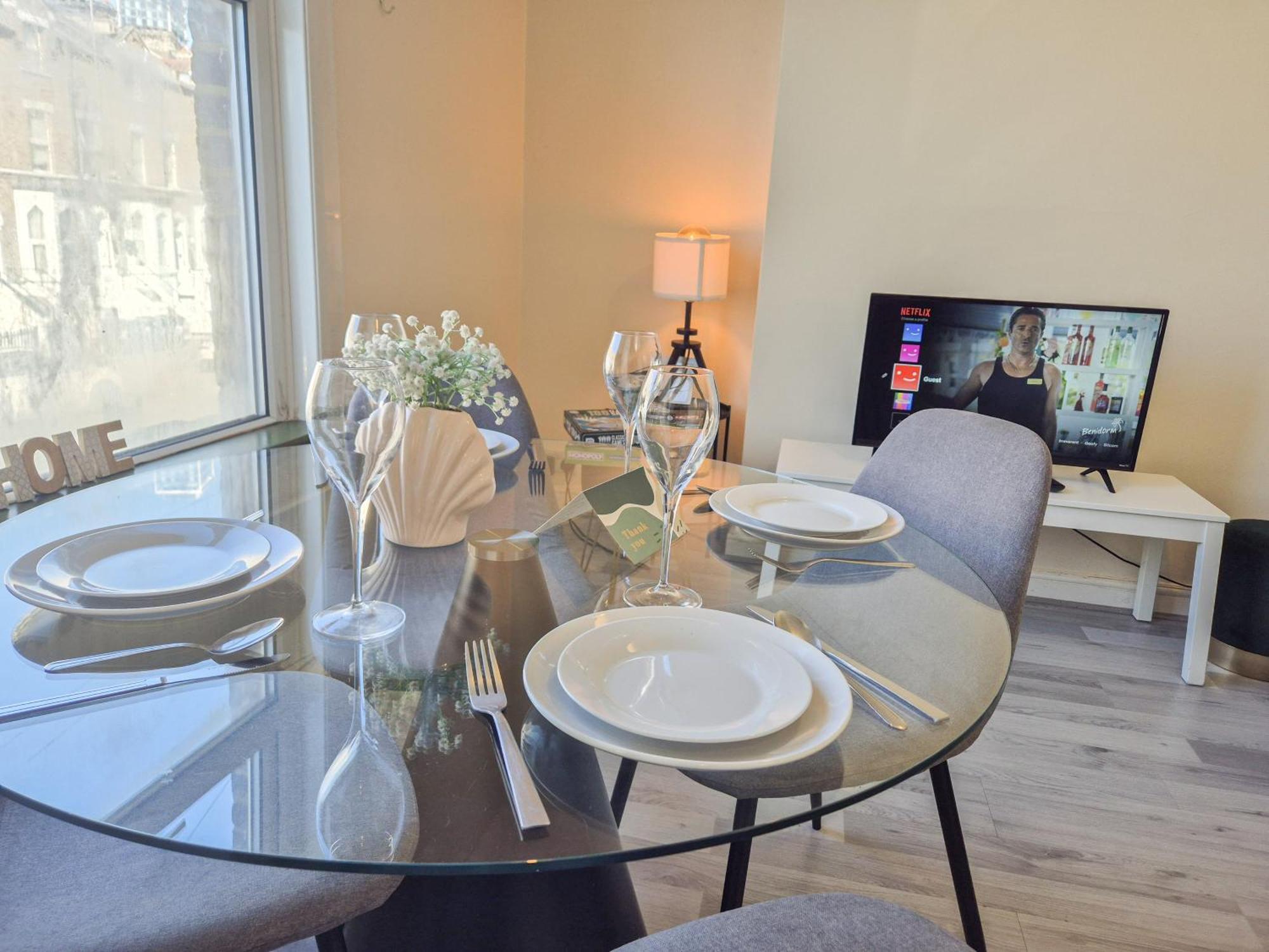 Apartment Ample Acton 4-bedroom Flat,ealing, West *